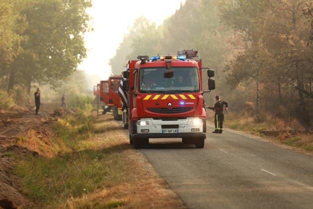 Firefighting efforts continue in southeastern France MIRABEL-ET-BLACONS, FRANCE - JULY 28: Firefighters continue battling a wildfire near the town of Mirabel-et-Blacons in southeastern France on July 28, 2026, as high temperatures, low humidity and shifting winds complicate containment efforts while authorities evacuate thousands of people from campsites in the country s southwest. In southwestern France, authorities evacuated around 4,000 people from campsites in Lacanau, according to the Gironde prefecture. Mohamad Salaheldin Abdelghani Alsayed Anadolu Mirabel-et-blacons France. Editorial use only. Please get in touch for any other usage.  Copyright: x2026xAnadoluxMohamadxSalaheldinxAbdelghanixAlsayedx