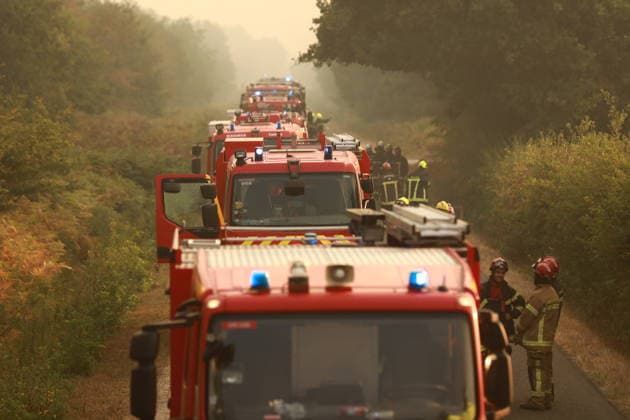 Firefighting efforts continue in southeastern France MIRABEL-ET-BLACONS, FRANCE - JULY 28: Firefighters continue battling a wildfire near the town of Mirabel-et-Blacons in southeastern France on July 28, 2026, as high temperatures, low humidity and shifting winds complicate containment efforts while authorities evacuate thousands of people from campsites in the country s southwest. In southwestern France, authorities evacuated around 4,000 people from campsites in Lacanau, according to the Gironde prefecture. Mohamad Salaheldin Abdelghani Alsayed Anadolu Mirabel-et-blacons France. Editorial use only. Please get in touch for any other usage.  Copyright: x2026xAnadoluxMohamadxSalaheldinxAbdelghanixAlsayedx