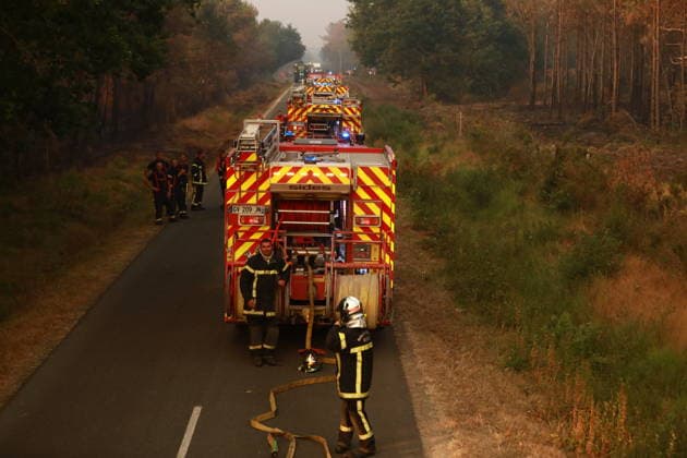 Firefighting efforts continue in southeastern France MIRABEL-ET-BLACONS, FRANCE - JULY 28: Firefighters continue battling a wildfire near the town of Mirabel-et-Blacons in southeastern France on July 28, 2026, as high temperatures, low humidity and shifting winds complicate containment efforts while authorities evacuate thousands of people from campsites in the country s southwest. In southwestern France, authorities evacuated around 4,000 people from campsites in Lacanau, according to the Gironde prefecture. Mohamad Salaheldin Abdelghani Alsayed Anadolu Mirabel-et-blacons France. Editorial use only. Please get in touch for any other usage.  Copyright: x2026xAnadoluxMohamadxSalaheldinxAbdelghanixAlsayedx