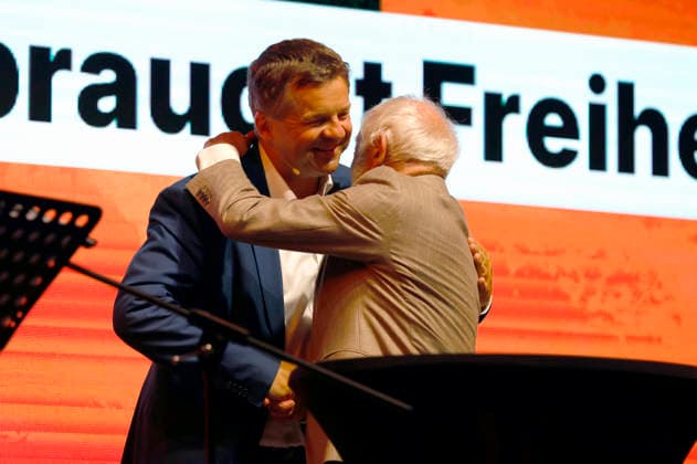 Sven Schulze und Dieter Hallervorden beim Auftakt der Gesprächsreihe Kunst braucht Freiheit im Capitol. Halle (Saale), 28.07.2026 *** Sven Schulze and Dieter Hallervorden at the kickoff of the Art Needs Freedom lecture series at the Capitol Halle Saale, July 28, 2026 Foto:xR.xStoffelsx xFuturexImagex hallervorden_schulze_6709