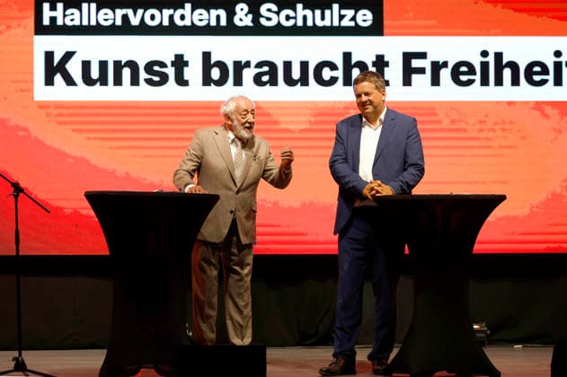 Dieter Hallervorden und Sven Schulze beim Auftakt der Gesprächsreihe Kunst braucht Freiheit im Capitol. Halle (Saale), 28.07.2026 *** Dieter Hallervorden and Sven Schulze at the kickoff of the Art Needs Freedom lecture series at the Capitol Halle Saale, July 28, 2026 Foto:xR.xStoffelsx xFuturexImagex hallervorden_schulze_6710