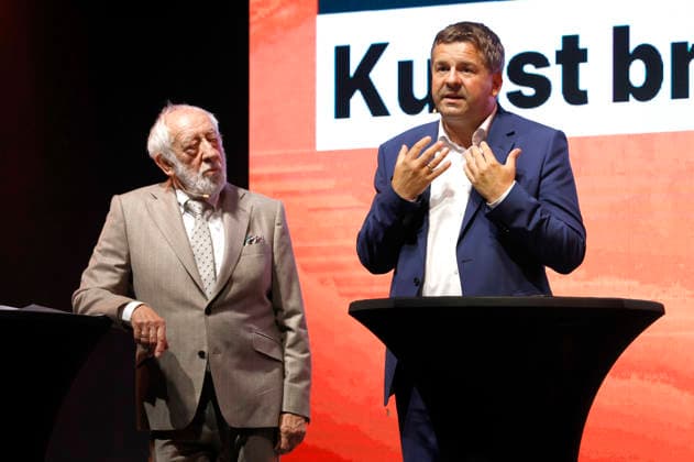 Dieter Hallervorden und Sven Schulze beim Auftakt der Gesprächsreihe Kunst braucht Freiheit im Capitol. Halle (Saale), 28.07.2026 *** Dieter Hallervorden and Sven Schulze at the kickoff of the Art Needs Freedom lecture series at the Capitol Halle Saale, July 28, 2026 Foto:xR.xStoffelsx xFuturexImagex hallervorden_schulze_6714