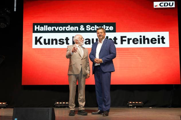 Dieter Hallervorden und Sven Schulze beim Auftakt der Gesprächsreihe Kunst braucht Freiheit im Capitol. Halle (Saale), 28.07.2026 *** Dieter Hallervorden and Sven Schulze at the kickoff of the Art Needs Freedom lecture series at the Capitol Halle Saale, July 28, 2026 Foto:xR.xStoffelsx xFuturexImagex hallervorden_schulze_6716