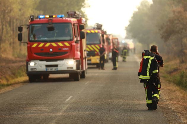 Firefighting efforts continue in southwestern France MIRABEL-ET-BLACONS, FRANCE - JULY 28: Firefighters continue battling a wildfire near the town of Mirabel-et-Blacons in southeastern France on July 28, 2026, as high temperatures, low humidity and shifting winds complicate containment efforts while authorities evacuate thousands of people from campsites in the country s southwest. In southwestern France, authorities evacuated around 4,000 people from campsites in Lacanau, according to the Gironde prefecture. Mohamad Salaheldin Abdelghani Alsayed Anadolu Mirabel-et-blacons France. Editorial use only. Please get in touch for any other usage.  Copyright: x2026xAnadoluxMohamadxSalaheldinxAbdelghanixAlsayedx