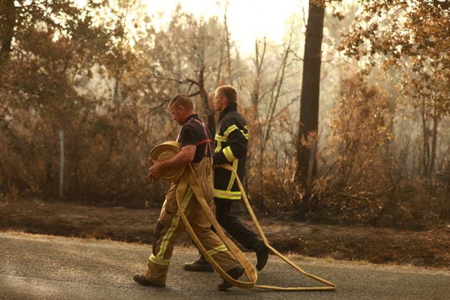 Firefighting efforts continue in southwestern France MIRABEL-ET-BLACONS, FRANCE - JULY 28: Firefighters continue battling a wildfire near the town of Mirabel-et-Blacons in southeastern France on July 28, 2026, as high temperatures, low humidity and shifting winds complicate containment efforts while authorities evacuate thousands of people from campsites in the country s southwest. In southwestern France, authorities evacuated around 4,000 people from campsites in Lacanau, according to the Gironde prefecture. Mohamad Salaheldin Abdelghani Alsayed Anadolu Mirabel-et-blacons France. Editorial use only. Please get in touch for any other usage.  Copyright: x2026xAnadoluxMohamadxSalaheldinxAbdelghanixAlsayedx