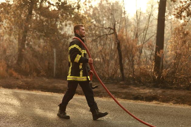 Firefighting efforts continue in southwestern France MIRABEL-ET-BLACONS, FRANCE - JULY 28: Firefighters continue battling a wildfire near the town of Mirabel-et-Blacons in southeastern France on July 28, 2026, as high temperatures, low humidity and shifting winds complicate containment efforts while authorities evacuate thousands of people from campsites in the country s southwest. In southwestern France, authorities evacuated around 4,000 people from campsites in Lacanau, according to the Gironde prefecture. Mohamad Salaheldin Abdelghani Alsayed Anadolu Mirabel-et-blacons France. Editorial use only. Please get in touch for any other usage.  Copyright: x2026xAnadoluxMohamadxSalaheldinxAbdelghanixAlsayedx