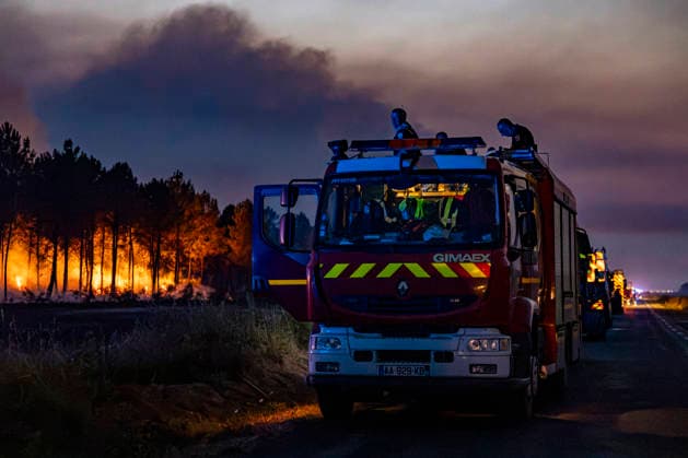 Firefighters Battle The Gironde Wildfire As Defensive Operations Continue - Saint-Jean-D illac Firefighters continue defensive operations against the ongoing Gironde wildfire. Emergency crews monitor the fire front, extinguish remaining hotspots and protect the perimeter near Saint-Jean-d Illac, France, on July 28, 2026. Photo by Margot Le Gonidec ABACAPRESS.COM Saint-Jean-d Illac France  Copyright: xLexGonidecxMargot ABACAx