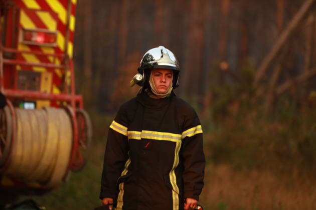 Firefighting efforts continue in southwestern France MIRABEL-ET-BLACONS, FRANCE - JULY 28: Firefighters continue battling a wildfire near the town of Mirabel-et-Blacons in southeastern France on July 28, 2026, as high temperatures, low humidity and shifting winds complicate containment efforts while authorities evacuate thousands of people from campsites in the country s southwest. In southwestern France, authorities evacuated around 4,000 people from campsites in Lacanau, according to the Gironde prefecture. Mohamad Salaheldin Abdelghani Alsayed Anadolu Mirabel-et-blacons France. Editorial use only. Please get in touch for any other usage.  Copyright: x2026xAnadoluxMohamadxSalaheldinxAbdelghanixAlsayedx
