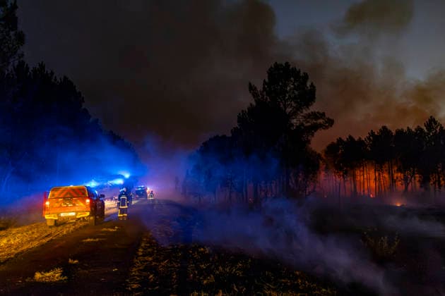 Firefighters Battle The Gironde Wildfire As Defensive Operations Continue - Saint-Jean-D illac Firefighters continue defensive operations against the ongoing Gironde wildfire. Emergency crews monitor the fire front, extinguish remaining hotspots and protect the perimeter near Saint-Jean-d Illac, France, on July 28, 2026. Photo by Margot Le Gonidec ABACAPRESS.COM Saint-Jean-d Illac France  Copyright: xLexGonidecxMargot ABACAx
