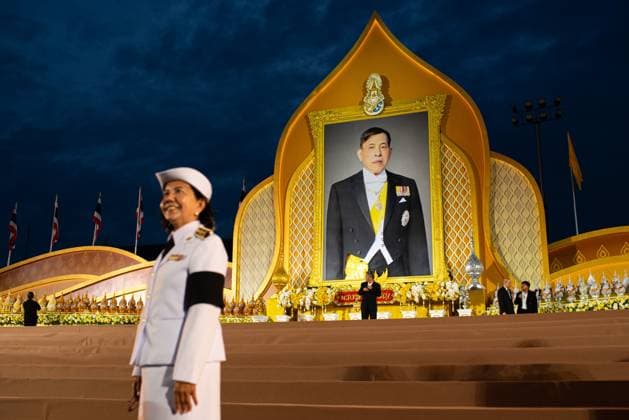 Thai King Vajiralongkorn s 74th birthday celebration in Bangkok, Thailand - 28 Jul 2026 A Thai official poses for a photo in front of a portrait of the King Vajiralongkorn during his 74th birthday celebration. Thai authorities held a celebration to mark the 74th birthday of King Maha Vajiralongkorn at Sanam Luang. Bangkok Thailand Copyright: xPeeraponxBoonyakiatx xSOPAxImagesx Peerapon-Boonyakiat-1440219