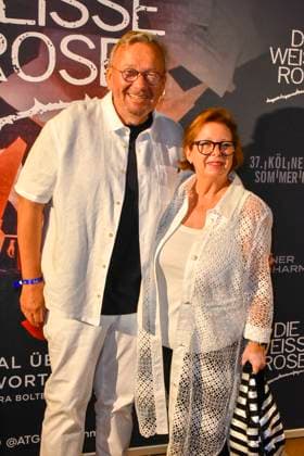ABB SOMMERFESTIVAL- Bernd Stelter mit Frau Anke Stelter zu Gast auf dem roten Teppich bei der eroeffnungs Gala des 37.Koelner Sommerfestival mit dem Musical Die Weisse Rose in der Koelner Philharmonie am 28.07.2026 in Koeln Hamburg Deutschland *** ABB SUMMER FESTIVAL: Bernd Stelter and his wife Anke Stelter were guests on the red carpet at the opening gala of the 37th Cologne Summer Festival, featuring the musical *Die Weisse Rose* at the Cologne Philharmonie on July 28, 2026, in Cologne, Hamburg Germany