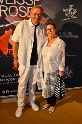 ABB SOMMERFESTIVAL- Bernd Stelter mit Frau Anke Stelter zu Gast auf dem roten Teppich bei der eroeffnungs Gala des 37.Koelner Sommerfestival mit dem Musical Die Weisse Rose in der Koelner Philharmonie am 28.07.2026 in Koeln Hamburg Deutschland *** ABB SUMMER FESTIVAL: Bernd Stelter and his wife Anke Stelter were guests on the red carpet at the opening gala of the 37th Cologne Summer Festival, featuring the musical *Die Weisse Rose* at the Cologne Philharmonie on July 28, 2026, in Cologne, Hamburg Germany