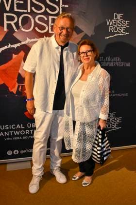ABB SOMMERFESTIVAL- Bernd Stelter mit Frau Anke Stelter zu Gast auf dem roten Teppich bei der eroeffnungs Gala des 37.Koelner Sommerfestival mit dem Musical Die Weisse Rose in der Koelner Philharmonie am 28.07.2026 in Koeln Hamburg Deutschland *** ABB SUMMER FESTIVAL: Bernd Stelter and his wife Anke Stelter were guests on the red carpet at the opening gala of the 37th Cologne Summer Festival, featuring the musical *Die Weisse Rose* at the Cologne Philharmonie on July 28, 2026, in Cologne, Hamburg Germany