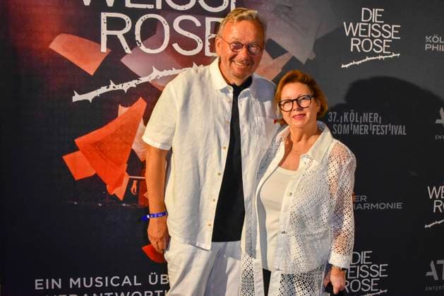ABB SOMMERFESTIVAL- Bernd Stelter mit Frau Anke Stelter zu Gast auf dem roten Teppich bei der eroeffnungs Gala des 37.Koelner Sommerfestival mit dem Musical Die Weisse Rose in der Koelner Philharmonie am 28.07.2026 in Koeln Hamburg Deutschland *** ABB SUMMER FESTIVAL: Bernd Stelter and his wife Anke Stelter were guests on the red carpet at the opening gala of the 37th Cologne Summer Festival, featuring the musical *Die Weisse Rose* at the Cologne Philharmonie on July 28, 2026, in Cologne, Hamburg Germany