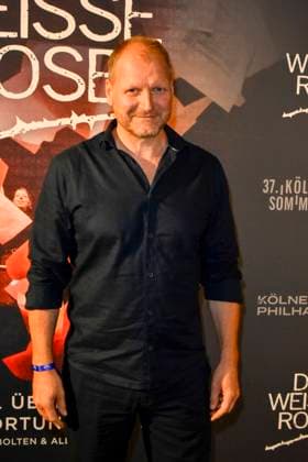 ABB SOMMERFESTIVAL- Guido Renner Schauspieler zu Gast auf dem roten Teppich bei der eroeffnungs Gala des 37.Koelner Sommerfestival mit dem Musical Die Weisse Rose in der Koelner Philharmonie am 28.07.2026 in Koeln Hamburg Deutschland *** ABB SUMMER FESTIVAL: Actor Guido Renner walks the red carpet at the opening gala of the 37th Cologne Summer Festival, featuring the musical *Die Weisse Rose* at the Cologne Philharmonic Hall on July 28, 2026, in Cologne, Hamburg, Germany