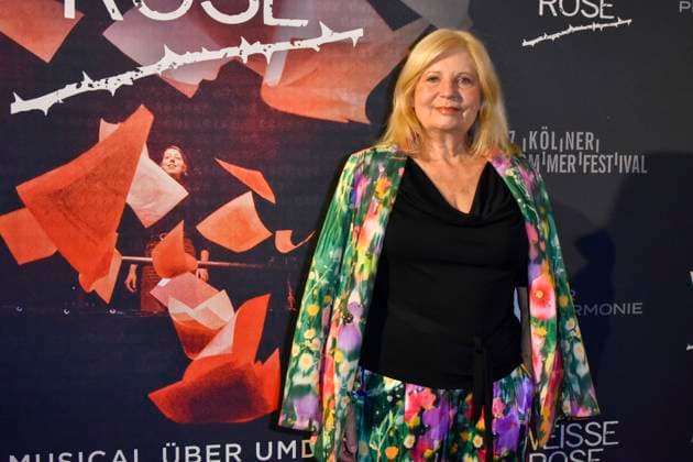 ABB SOMMERFESTIVAL- Sabine Postel Schauspielerin zu Gast auf dem roten Teppich bei der eroeffnungs Gala des 37.Koelner Sommerfestival mit dem Musical Die Weisse Rose in der Koelner Philharmonie am 28.07.2026 in Koeln Hamburg Deutschland *** ABB SUMMER FESTIVAL: Actress Sabine Postel walks the red carpet at the opening gala of the 37th Cologne Summer Festival, featuring the musical *Die Weisse Rose* at the Cologne Philharmonie on July 28, 2026, in Cologne, Hamburg, Germany