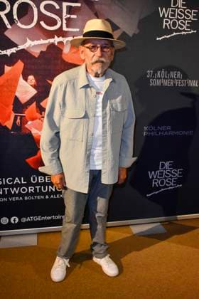 ABB SOMMERFESTIVAL- Janus Froehlich Musiker Hoehner zu Gast auf dem roten Teppich bei der eroeffnungs Gala des 37.Koelner Sommerfestival mit dem Musical Die Weisse Rose in der Koelner Philharmonie am 28.07.2026 in Koeln Hamburg Deutschland *** ABB SUMMER FESTIVAL: Janus Froehlich, musician with the band Hoehner, appears on the red carpet at the opening gala of the 37th Cologne Summer Festival, featuring the musical *Die Weisse Rose* at the Cologne Philharmonie on July 28, 2026, in Cologne, Hamburg, Germany
