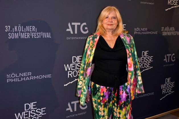 ABB SOMMERFESTIVAL- Sabine Postel Schauspielerin zu Gast auf dem roten Teppich bei der eroeffnungs Gala des 37.Koelner Sommerfestival mit dem Musical Die Weisse Rose in der Koelner Philharmonie am 28.07.2026 in Koeln Hamburg Deutschland *** ABB SUMMER FESTIVAL: Actress Sabine Postel walks the red carpet at the opening gala of the 37th Cologne Summer Festival, featuring the musical *Die Weisse Rose* at the Cologne Philharmonie on July 28, 2026, in Cologne, Hamburg, Germany