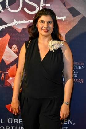 ABB SOMMERFESTIVAL- Derya Karadag Politikerin zu Gast auf dem roten Teppich bei der eroeffnungs Gala des 37.Koelner Sommerfestival mit dem Musical Die Weisse Rose in der Koelner Philharmonie am 28.07.2026 in Koeln Hamburg Deutschland *** ABB SUMMER FESTIVAL: Politician Derya Karadag walks the red carpet at the opening gala of the 37th Cologne Summer Festival, featuring the musical *The White Rose* at the Cologne Philharmonic Hall on July 28, 2026, in Cologne, Hamburg, Germany