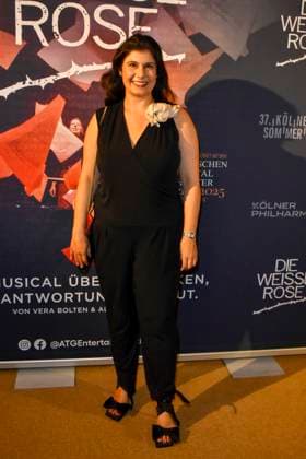 ABB SOMMERFESTIVAL- Derya Karadag Politikerin zu Gast auf dem roten Teppich bei der eroeffnungs Gala des 37.Koelner Sommerfestival mit dem Musical Die Weisse Rose in der Koelner Philharmonie am 28.07.2026 in Koeln Hamburg Deutschland *** ABB SUMMER FESTIVAL: Politician Derya Karadag walks the red carpet at the opening gala of the 37th Cologne Summer Festival, featuring the musical *The White Rose* at the Cologne Philharmonic Hall on July 28, 2026, in Cologne, Hamburg, Germany