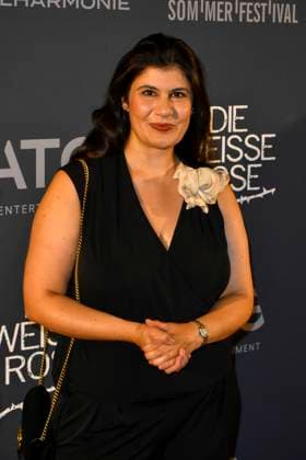 ABB SOMMERFESTIVAL- Derya Karadag Politikerin zu Gast auf dem roten Teppich bei der eroeffnungs Gala des 37.Koelner Sommerfestival mit dem Musical Die Weisse Rose in der Koelner Philharmonie am 28.07.2026 in Koeln Hamburg Deutschland *** ABB SUMMER FESTIVAL: Politician Derya Karadag walks the red carpet at the opening gala of the 37th Cologne Summer Festival, featuring the musical *The White Rose* at the Cologne Philharmonic Hall on July 28, 2026, in Cologne, Hamburg, Germany