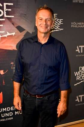 ABB SOMMERFESTIVAL- Claus Lufen ARD Sport Moderator zu Gast auf dem roten Teppich bei der eroeffnungs Gala des 37.Koelner Sommerfestival mit dem Musical Die Weisse Rose in der Koelner Philharmonie am 28.07.2026 in Koeln Hamburg Deutschland *** ABB SUMMER FESTIVAL: Claus Lufen, ARD sports anchor, appears on the red carpet at the opening gala of the 37th Cologne Summer Festival, featuring the musical *Die Weisse Rose* at the Cologne Philharmonic Hall on July 28, 2026, in Cologne, Hamburg, Germany