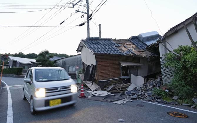 Aftermath of strong earthquake in Kumamoto Photo taken on July 29, 2026, shows a collapsed house in the city of Kumamoto, a day after a powerful earthquake hit the southwestern Japan prefecture of Kumamoto.  A14AA0005624406P