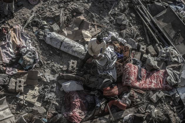 Israel continues its attacks on Gaza despite ceasefire DEIR AL-BALAH, GAZA, PALESTINE - JULY 29: Palestinians sift through the debris to salvage whatever belongings they can rescue as residential areas suffer extensive destruction following Israeli military attacks that violate the ceasefire, on July 29, 2026 in Deir al-Balah, Gaza, Palestine. Ali Jadallah Anadolu Deir al-Balah Gaza. Editorial use only. Please get in touch for any other usage.  Copyright: x2026xAnadoluxAlixJadallahx