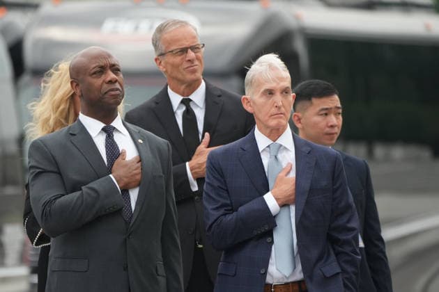 Lindsey Graham Memorial Service in the US Capitol Sen. Tim Scott, R-S.C., Senate Majority Leader John Thune, R-S.D., and former Rep. Trey Gowdy, R-S.C., watch as an Armed Forces Body Bearer Team moves the casket of Sen. Lindsey Graham, R-S.C., from the U.S. Capitol after a congressional tribute in the Rotunda Tuesday, July 28, 2026, in Washington. Credit: CNP AdMedia Washington District of Columbia United States of America EDITORIAL USE ONLY  Copyright: xx CNPx xAdMediax admphotosthree008407