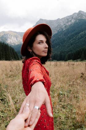 Woman in red dress standing in mountains Kraków, Lesser Poland Voivodeship, Poland CR_FSNX2607154A-2075956-01 ,model released, Symbolfoto ,property released
