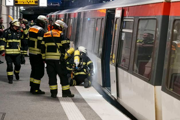 CNTV UBAHNFEUER- Feuerwehrleute am Brandort im UBahn Haltestelle Legienstrasse beim Loeschen Qualm aus einem U Bahn Wagen des HVV In Hamburg am 28.07.2026 Dienstag abend meldete der Zugfuehrer einer UBahn nach dem Stillstand Anhalten des Zuges im U-Bahnhof Legienstrasse einen lauten Knall und Rauchentwickluung unter bzw. an der U-Bahn. Die alarmierte Feuerwehr ließ den Zug auseinanderkoppeln und löschte das Feuer das im Bereich zwischen Bahnsteigkante und Zug Hamburg Deutschland *** CNTV SUBWAY FIRE: Firefighters at the scene of the fire at the Legienstrasse subway station, extinguishing smoke coming from an HVV subway car. In Hamburg on Tuesday evening, July 28, 2026, the train conductor reported a loud bang and smoke coming from bene