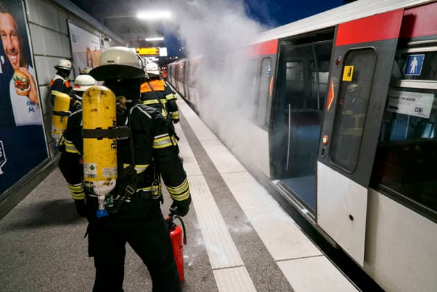 CNTV UBAHNFEUER- Feuerwehrleute am Brandort im UBahn Haltestelle Legienstrasse beim Loeschen Qualm aus einem U Bahn Wagen des HVV In Hamburg am 28.07.2026 Dienstag abend meldete der Zugfuehrer einer UBahn nach dem Stillstand Anhalten des Zuges im U-Bahnhof Legienstrasse einen lauten Knall und Rauchentwickluung unter bzw. an der U-Bahn. Die alarmierte Feuerwehr ließ den Zug auseinanderkoppeln und löschte das Feuer das im Bereich zwischen Bahnsteigkante und Zug Hamburg Deutschland *** CNTV SUBWAY FIRE: Firefighters at the scene of the fire at the Legienstrasse subway station, extinguishing smoke coming from an HVV subway car. In Hamburg on Tuesday evening, July 28, 2026, the train conductor reported a loud bang and smoke coming from bene