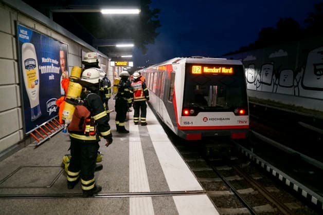 CNTV UBAHNFEUER- Feuerwehrleute am Brandort im UBahn Haltestelle Legienstrasse beim Loeschen Qualm aus einem U Bahn Wagen des HVV In Hamburg am 28.07.2026 Dienstag abend meldete der Zugfuehrer einer UBahn nach dem Stillstand Anhalten des Zuges im U-Bahnhof Legienstrasse einen lauten Knall und Rauchentwickluung unter bzw. an der U-Bahn. Die alarmierte Feuerwehr ließ den Zug auseinanderkoppeln und löschte das Feuer das im Bereich zwischen Bahnsteigkante und Zug Hamburg Deutschland *** CNTV SUBWAY FIRE: Firefighters at the scene of the fire at the Legienstrasse subway station, extinguishing smoke coming from an HVV subway car. In Hamburg on Tuesday evening, July 28, 2026, the train conductor reported a loud bang and smoke coming from bene