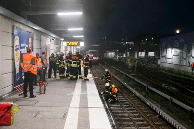 CNTV UBAHNFEUER- Feuerwehrleute am Brandort im UBahn Haltestelle Legienstrasse beim Loeschen Qualm aus einem U Bahn Wagen des HVV In Hamburg am 28.07.2026 Dienstag abend meldete der Zugfuehrer einer UBahn nach dem Stillstand Anhalten des Zuges im U-Bahnhof Legienstrasse einen lauten Knall und Rauchentwickluung unter bzw. an der U-Bahn. Die alarmierte Feuerwehr ließ den Zug auseinanderkoppeln und löschte das Feuer das im Bereich zwischen Bahnsteigkante und Zug Hamburg Deutschland *** CNTV SUBWAY FIRE: Firefighters at the scene of the fire at the Legienstrasse subway station, extinguishing smoke coming from an HVV subway car. In Hamburg on Tuesday evening, July 28, 2026, the train conductor reported a loud bang and smoke coming from bene