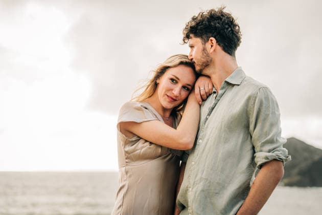 Affectionate young couple embracing by the sea São Miguel, Açores, Portugal CR_FKNH260728-2086830-01 ,model released, Symbolfoto ,property released