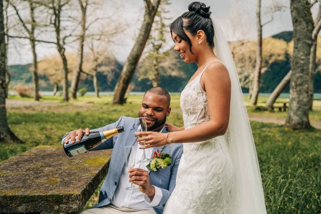 Happy newlywed couple pours champagne in a park São Miguel, Açores, Portugal CR_FKNH260728A-2084173-01 ,model released, Symbolfoto ,property released