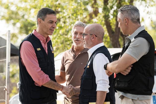 Sánchez Visits the PMA in Navalcarnero Regarding the Forest Fires in Madrid Prime Minister Pedro Sánchez (left) greets the Government Delegate for the Community of Madrid, Francisco Martín (right), during a visit to the Forward Command Post (PMA) for the Madrid wildfires on July 29, 2026, in Navalcarnero, Madrid, Spain. Sánchez attended the meeting of the State Coordination and Management Committee (CECOD) to oversee the firefighting efforts for the severe wildfires affecting the Sierra Oeste region of Madrid and neighboring provinces. July 29, 2026. Diego Radamé. Navalcarnero, Madrid Navalcarnero, Madrid, Spain  Copyright: xDiegoxRadamÃ sx 7693361