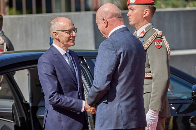 - Wien 29.07.2026 - Stocker - Frieden - Heute traf der österreichische Bundeskanzler Christian Stocker (ÖVP) im Bundeskanzleramt mit dem Premierminister von Luxemburg Luc Frieden zu einem Arbeitsgespräch zusammen. Anschliessend gab es eine Pressekonferenz. PHOTO: Bundeskanzler Christian Stocker (R ÖVP) begrüsst den luxemburgischen Premier Luc Frieden am Ballhausplatz. Vienna (AUSTRIA) - Today, the Austrian Federal Chancellor, Christian Stocker (ÖVP), met with the Prime Minister of Luxembourg, Luc Frieden, at the Federal Chancellery for a working meeting. OVP, Oevp, government, PK, talks, EU, UE, Europe, Europa, Luxembourg, Treffen Bundeskanzler Stocker - Premierminister Frieden Luxemburg *** Vienna, July 29, 2026 Stocker Frieden To 