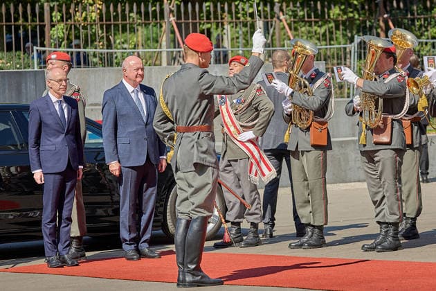 - Wien 29.07.2026 - Stocker - Frieden - Heute traf der österreichische Bundeskanzler Christian Stocker (ÖVP) im Bundeskanzleramt mit dem Premierminister von Luxemburg Luc Frieden zu einem Arbeitsgespräch zusammen. Anschliessend gab es eine Pressekonferenz. PHOTO: Bundeskanzler Christian Stocker (R ÖVP) und der luxemburgische Premier Luc Frieden beim Abspielen der Nationalhymnen am Ballhausplatz. Vienna (AUSTRIA) - Today, the Austrian Federal Chancellor, Christian Stocker (ÖVP), met with the Prime Minister of Luxembourg, Luc Frieden, at the Federal Chancellery for a working meeting. OVP, Oevp, government, PK, talks, EU, UE, Europe, Europa, Luxembourg, Treffen Bundeskanzler Stocker - Premierminister Frieden Luxemburg *** Vienna, July 