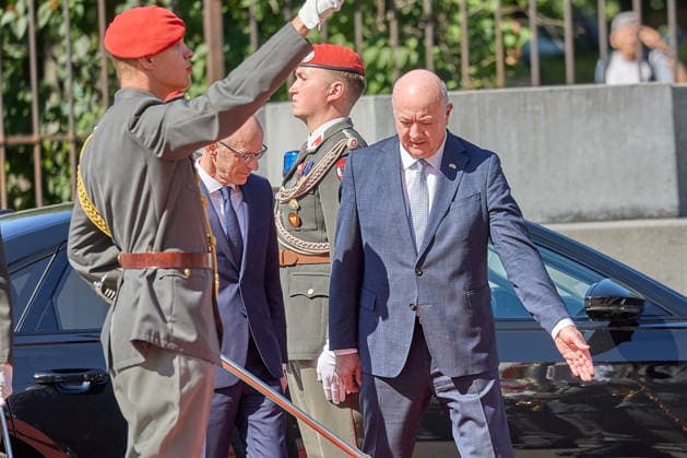 - Wien 29.07.2026 - Stocker - Frieden - Heute traf der österreichische Bundeskanzler Christian Stocker (ÖVP) im Bundeskanzleramt mit dem Premierminister von Luxemburg Luc Frieden zu einem Arbeitsgespräch zusammen. Anschliessend gab es eine Pressekonferenz. PHOTO: Bundeskanzler Christian Stocker (R ÖVP) und der luxemburgische Premier Luc Frieden beim Abschreiten der Ehrengarde am Ballhausplatz. Vienna (AUSTRIA) - Today, the Austrian Federal Chancellor, Christian Stocker (ÖVP), met with the Prime Minister of Luxembourg, Luc Frieden, at the Federal Chancellery for a working meeting. OVP, Oevp, government, PK, talks, EU, UE, Europe, Europa, Luxembourg, Treffen Bundeskanzler Stocker - Premierminister Frieden Luxemburg *** Vienna, July 2 