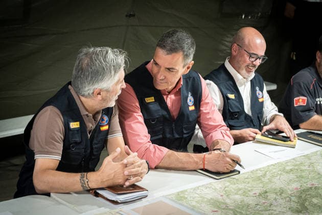 Sánchez Visits the Navalcarnero Advanced Command Post (PMA) Regarding the Madrid Forest Fires I D Interior Minister Fernando Grande Marlaska and Prime Minister Pedro Sánchez, and the Government Delegate for the Community of Madrid, Francisco Martín, during a meeting of the State Coordination and Management Committee (CECOD) at the Advanced Command Post (PMA) for the Madrid wildfires, on July 29, 2026, in Navalcarnero, Madrid, Spain. Sánchez attended the meeting of the State Coordination and Management Committee (CECOD) to oversee the firefighting efforts against the severe wildfires affecting the Sierra Oeste region of Madrid and neighboring provinces. July 29, 2026. Diego Radamé, Navalcarnero, Madrid Navalcarnero, Madrid, Spain  Copyright: xDiegoxRadamÃ sx 7693484