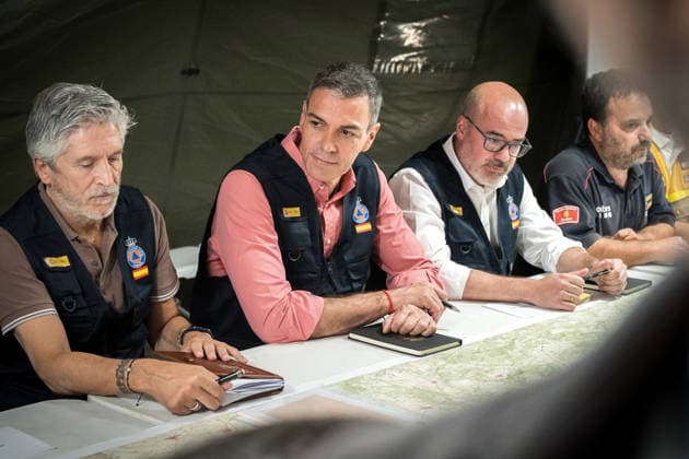 Sánchez Visits the Navalcarnero Advanced Command Post (PMA) Regarding the Madrid Forest Fires I D Interior Minister Fernando Grande Marlaska and Prime Minister Pedro Sánchez, and the Government Delegate for the Community of Madrid, Francisco Martín, during a meeting of the State Coordination and Management Committee (CECOD) at the Advanced Command Post (PMA) for the Madrid wildfires, on July 29, 2026, in Navalcarnero, Madrid, Spain. Sánchez attended the meeting of the State Coordination and Management Committee (CECOD) to oversee the firefighting efforts against the severe wildfires affecting the Sierra Oeste region of Madrid and neighboring provinces. July 29, 2026. Diego Radamé, Navalcarnero, Madrid Navalcarnero, Madrid, Spain  Copyright: xDiegoxRadamÃ sx 7693485