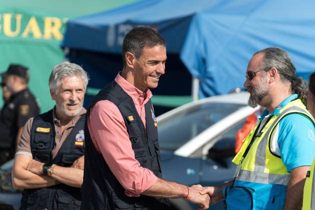 Sánchez Visits the Navalcarnero Forward Command Post (PMA) for the Madrid Wildfires Prime Minister Pedro Sánchez, during a visit to the Forward Command Post (PMA) for the Madrid wildfires on July 29, 2026, in Navalcarnero, Madrid, Spain. Sánchez attended a meeting of the State Coordination and Management Committee (CECOD) to oversee the firefighting efforts against the severe wildfires affecting the Sierra Oeste region of Madrid and neighboring provinces. July 29, 2026. Diego Radamé. Navalcarnero, Madrid Navalcarnero, Madrid, Spain  Copyright: xDiegoxRadamÃ sx 7693469
