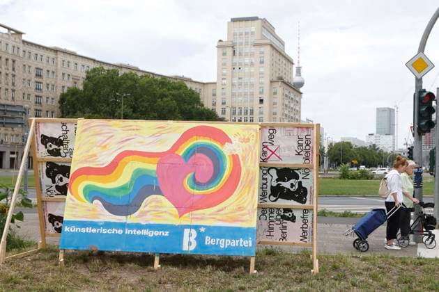 29.07.2026, Wahlplakat zur Abgeordnetenhauswahl 2026 in Berlin, der Partei Bergpartei - wir schaffen das, in Berlin, Berlin Deutschland, Germany *** July 29, 2026, campaign poster for the 2026 Berlin House of Representatives election, featuring the Bergpartei wir schaffen das party, in Berlin, Berlin, Germany
