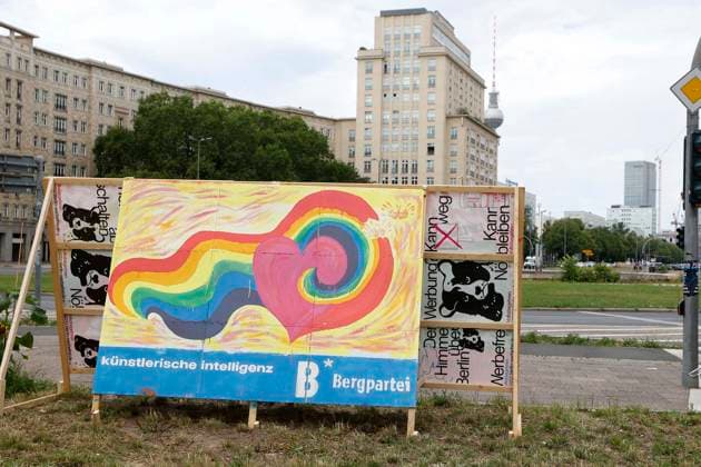 29.07.2026, Wahlplakat zur Abgeordnetenhauswahl 2026 in Berlin, der Partei Bergpartei - wir schaffen das, in Berlin, Berlin Deutschland, Germany *** July 29, 2026, campaign poster for the 2026 Berlin House of Representatives election, featuring the Bergpartei wir schaffen das party, in Berlin, Berlin, Germany