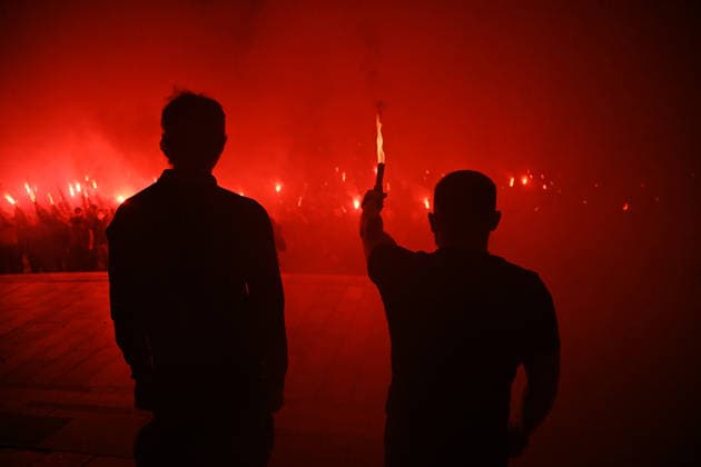 People hold burning flares in Maidan Nezalezhnosti Square during a commemorative ceremony marking the fourth anniversary of the Olenivka prison massacre, Kyiv, Ukraine, July 28, 2026. On the night of 28–29 July 2022, at least 53 Ukrainian prisoners of war were killed and more than 130 wounded in a Russian terrorist attack on the former Volnovakha Penal Colony No. 120 near the occupied settlement of Olenivka, Donetsk region, where defenders of Azovstal in Mariupol were being held. (Photo by Yevhen Kotenko Ukrinform) Kyiv remembers Olenivka prison massacre victims  Copyright: xYevhenxKotenkox