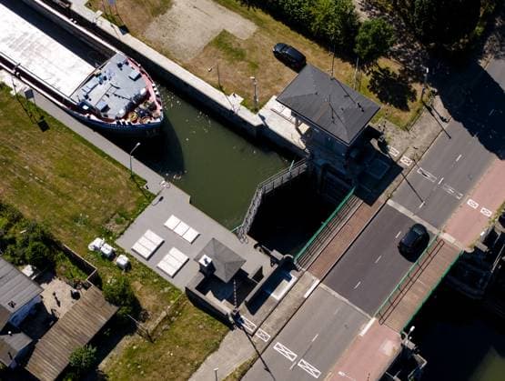 DEVENTER - An inland waterway vessel in the Prins Bernhard Lock in Deventer. The municipality has announced that the lock providing access to the port will close indefinitely starting Saturday, as the water level in the IJssel is expected to drop below a critical threshold. SEM VAN DER WAL ANP netherlands out - belgium out  Copyright: xx x564509030x originalFilename: 564509030.jpg