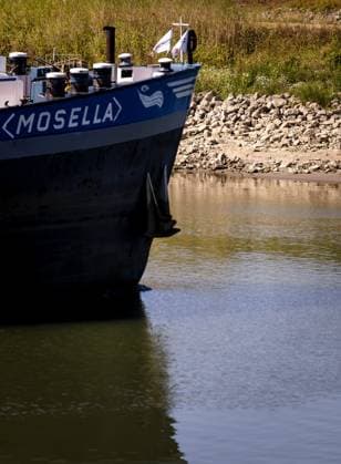 DEVENTER - An inland vessel sails out of the Prins Bernhard Lock towards the IJssel in Deventer. The municipality has announced that the lock providing access to the port will close indefinitely starting Saturday, as the water level in the IJssel is expected to drop below a critical threshold. SEM VAN DER WAL ANP netherlands out - belgium out  Copyright: xx x564509108x originalFilename: 564509108.jpg