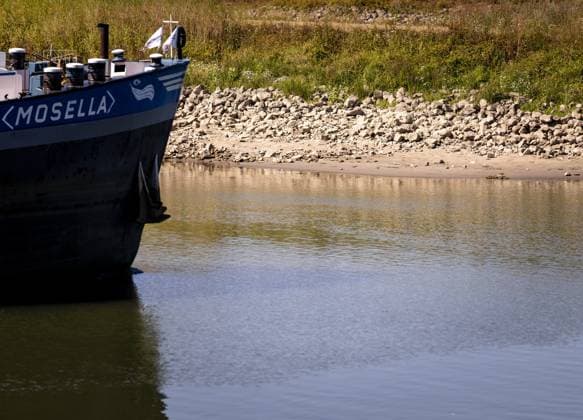 DEVENTER - An inland vessel sails out of the Prins Bernhard Lock towards the IJssel in Deventer. The municipality has announced that the lock providing access to the port will close indefinitely starting Saturday, as the water level in the IJssel is expected to drop below a critical threshold. SEM VAN DER WAL ANP netherlands out - belgium out  Copyright: xx x564509114x originalFilename: 564509114.jpg