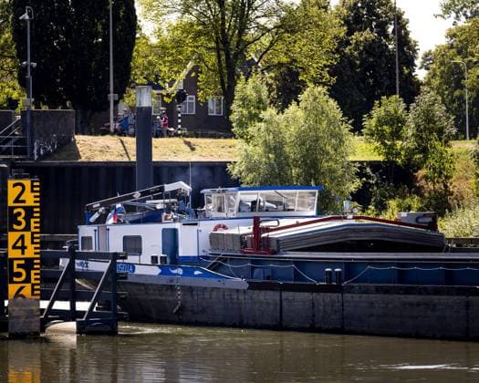 DEVENTER - An inland vessel sails out of the Prins Bernhard Lock towards the IJssel in Deventer. The municipality has announced that the lock providing access to the port will close indefinitely starting Saturday, as the water level in the IJssel is expected to drop below a critical threshold. SEM VAN DER WAL ANP netherlands out - belgium out  Copyright: xx x564509122x originalFilename: 564509122.jpg